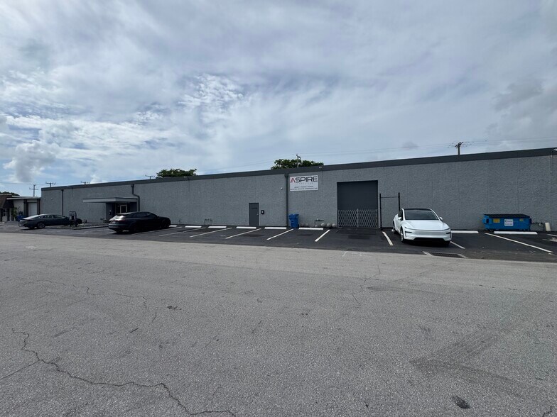 52 SW 5th Ct, Pompano Beach, FL à louer - Photo de l’immeuble – Image 2 sur 8