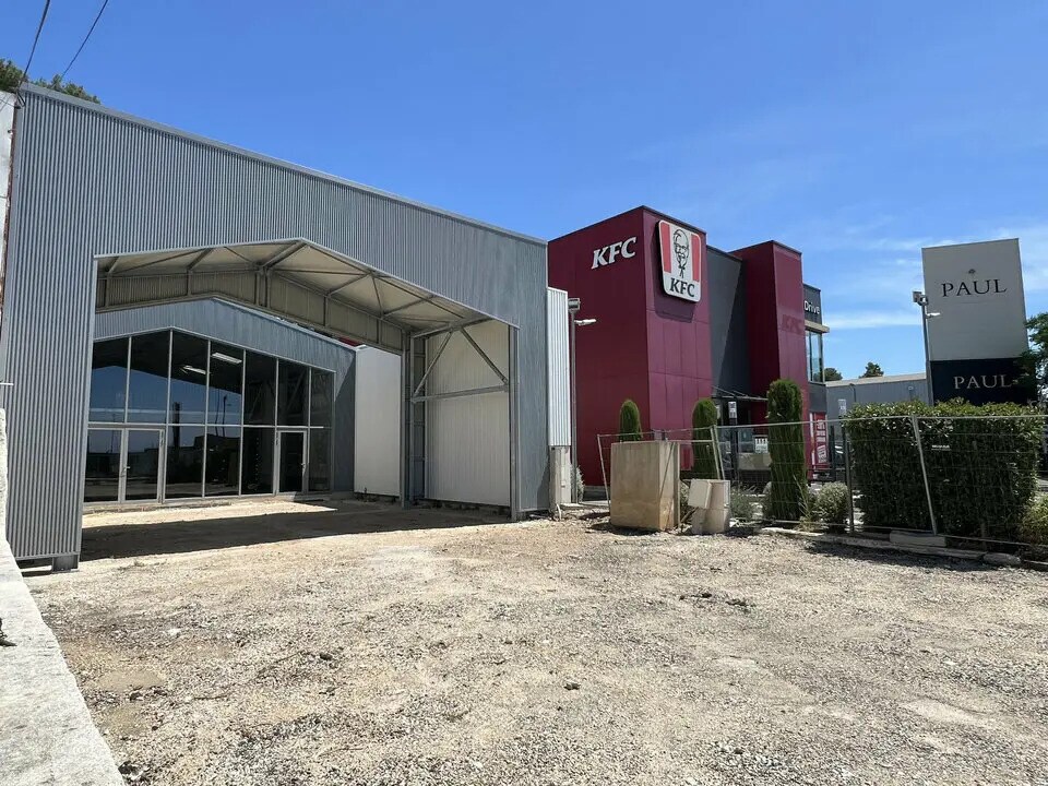 Local commercial dans Vitrolles à louer Photo de l’immeuble– Image 1 sur 6