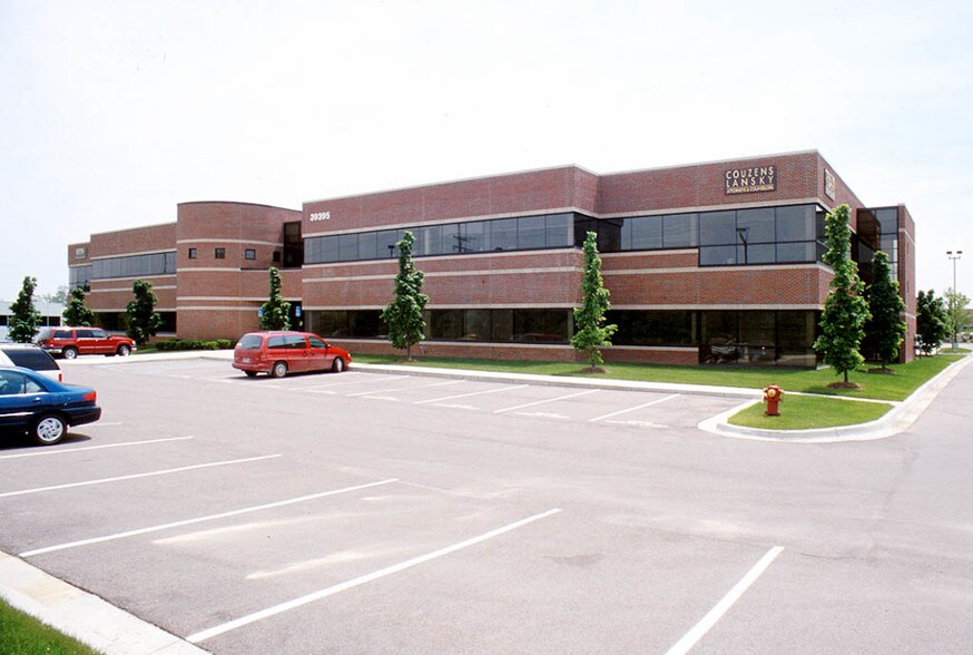39395 W 12 Mile Rd, Farmington Hills, MI à louer - Photo de l’immeuble – Image 2 sur 5