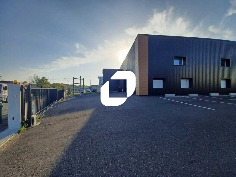 Local d’activités dans Yvrac à louer - Photo de l’immeuble – Image 2 sur 7