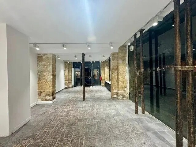 Local commercial dans Paris à louer - Hall d’entrée – Image 3 sur 3