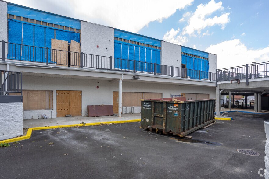 50 Underhill Blvd, Syosset, NY à louer - Photo de l’immeuble – Image 2 sur 5