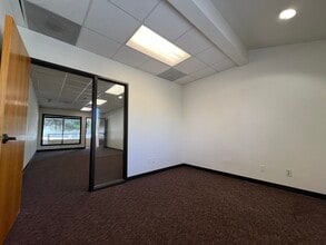 28215 Agoura Rd, Agoura Hills, CA à louer Photo de l’immeuble– Image 2 sur 3
