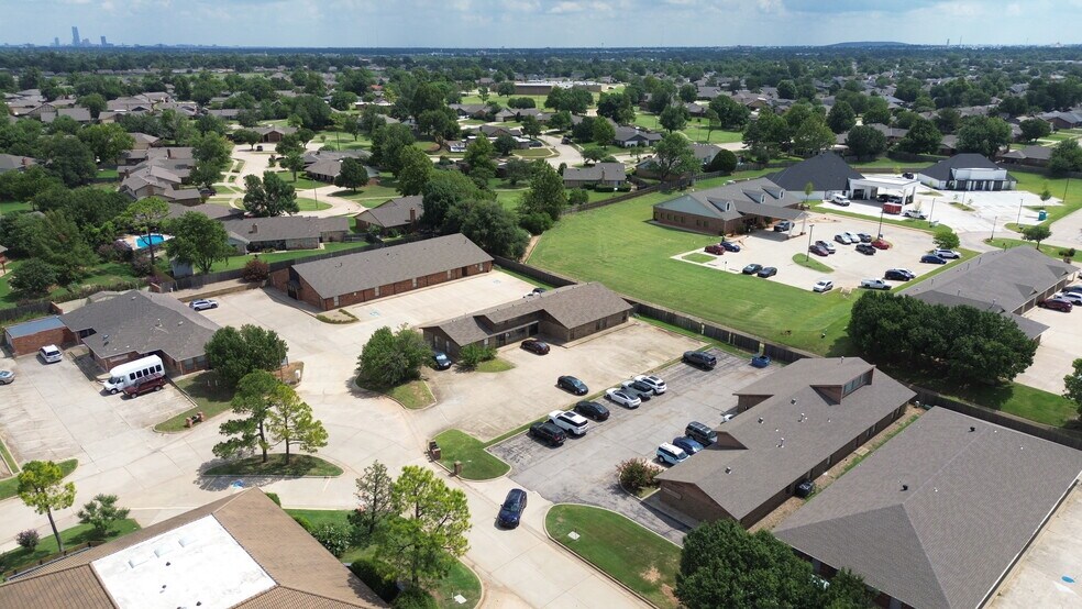 10300 Greenbriar Pl, Oklahoma City, OK à vendre - Aérien – Image 2 sur 3