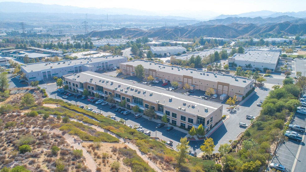 28314 Constellation Rd, Valencia, CA à vendre - Photo de l’immeuble – Image 3 sur 32