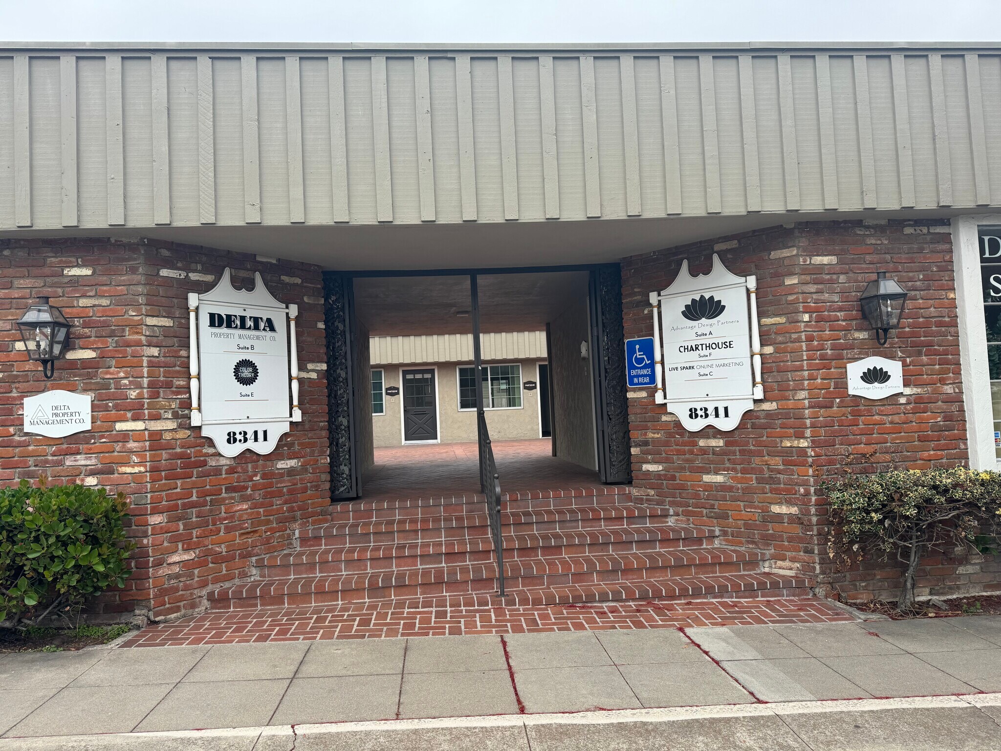 8341 Lemon Ave, La Mesa, CA à louer Photo principale– Image 1 sur 6