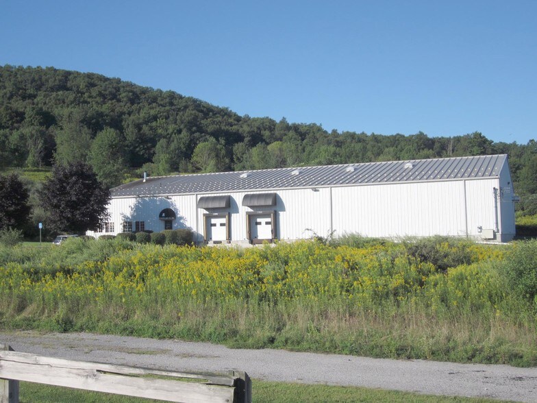 41 Elkay Dr, Chester, NY à louer - Photo de l’immeuble – Image 1 sur 18