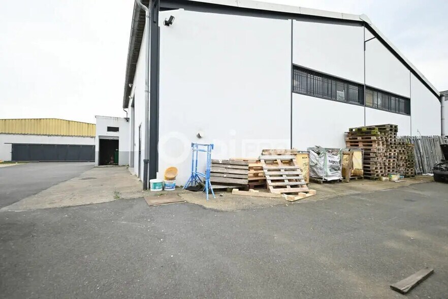 Local d’activités dans Grigny à louer - Photo de l’immeuble – Image 3 sur 12