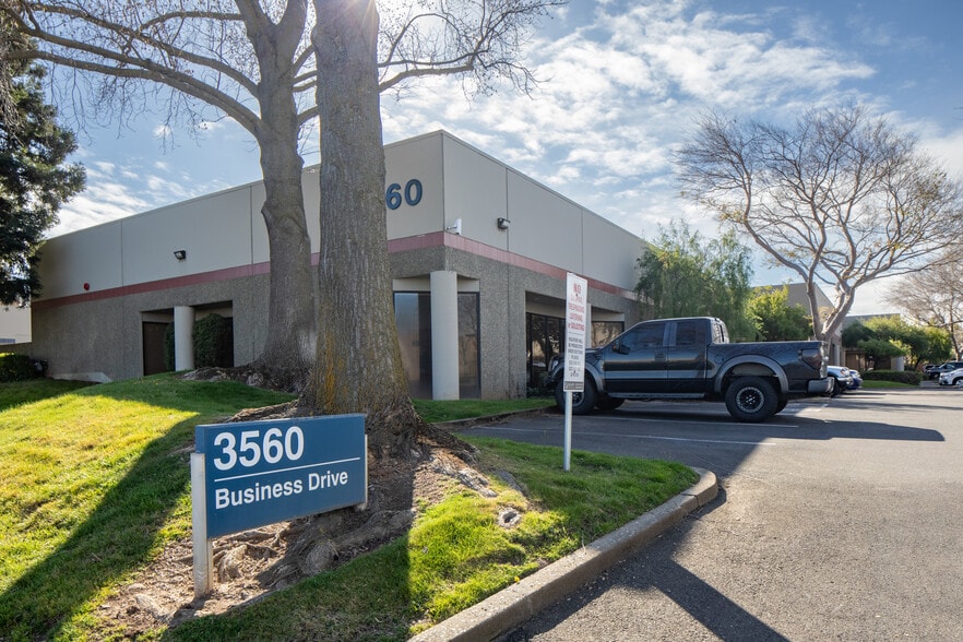 3700 Business Dr, Sacramento, CA à louer - Photo de l’immeuble – Image 2 sur 9