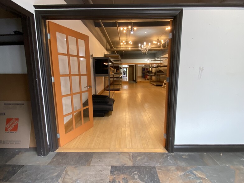 24A Ripley Av, Toronto, ON à louer - Photo de l’immeuble – Image 2 sur 6