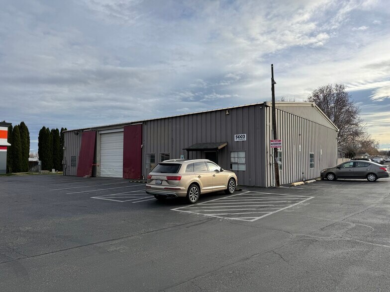 5003 W Clearwater Ave, Kennewick, WA à louer - Photo principale – Image 1 sur 4