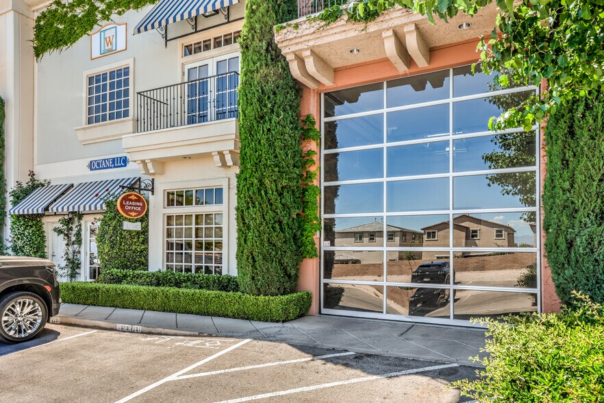 6415 S Tenaya Way, Las Vegas, NV à vendre - Photo de l’immeuble – Image 2 sur 22