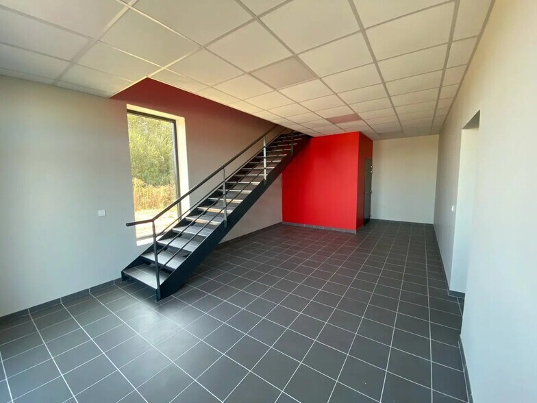 Local d'activités dans Marignane à vendre - Photo de l’immeuble – Image 2 sur 10