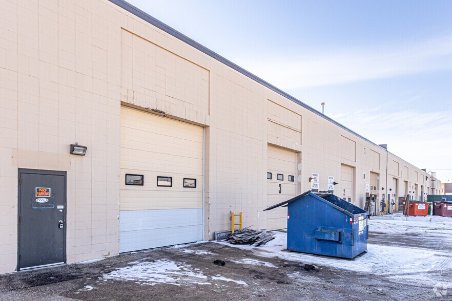 8804-8826 51 Ave, Edmonton, AB à louer - Photo de l’immeuble – Image 2 sur 2