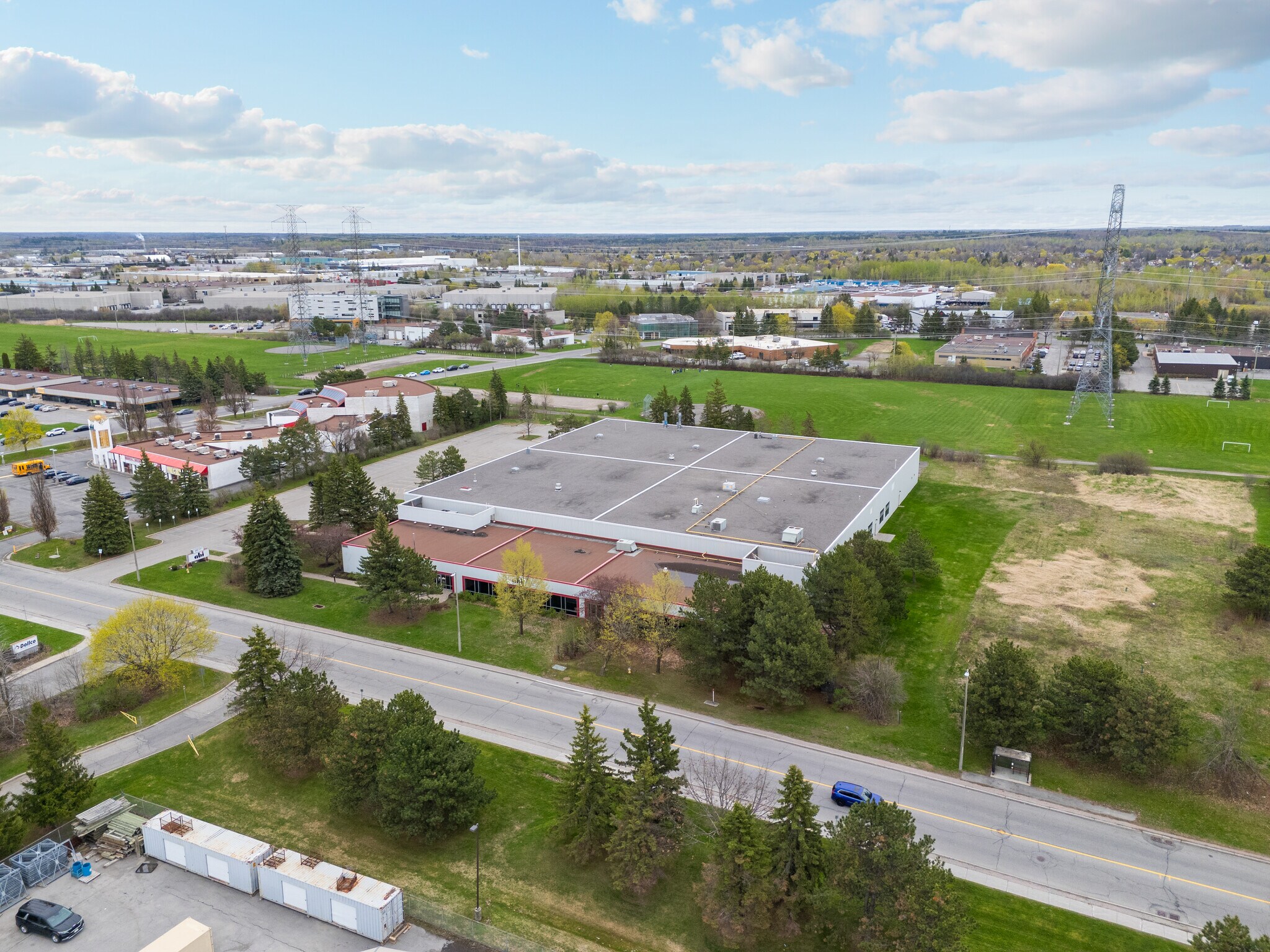 2355 St Laurent Blvd, Ottawa, ON à vendre Photo de l’immeuble– Image 1 sur 6
