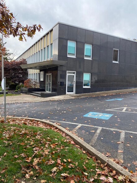 2337 Victory Pky, Cincinnati, OH à louer - Photo principale – Image 1 sur 5