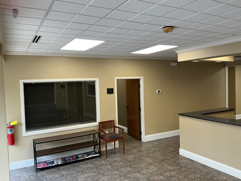 8215 Roswell Rd, Atlanta, GA à vendre - Hall d’entrée – Image 3 sur 9