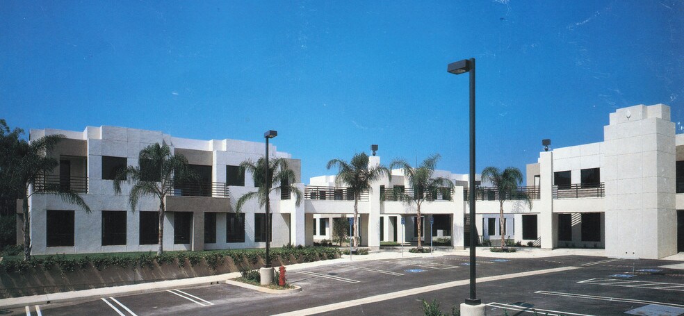 20311 Birch St, Newport Beach, CA à vendre - Photo de l’immeuble – Image 2 sur 23