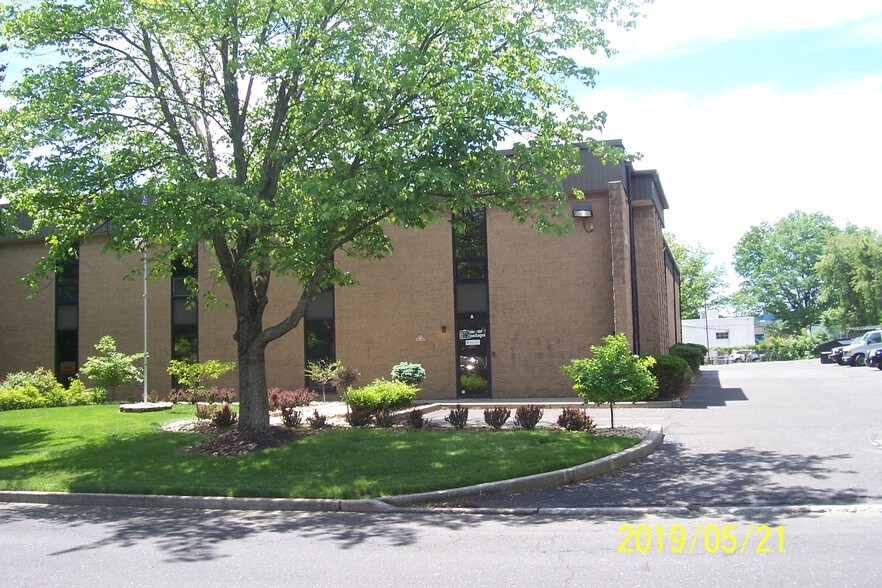 105 N Gold Dr, Robbinsville, NJ à louer - Photo de l’immeuble – Image 1 sur 14