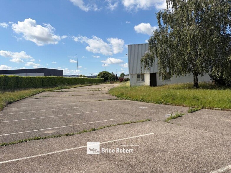 68 Avenue Des Freres Montgolfier, Genas à louer - Photo de l’immeuble – Image 3 sur 6