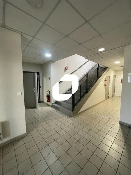 Bureau dans Gières à louer - Photo de l’immeuble – Image 3 sur 6