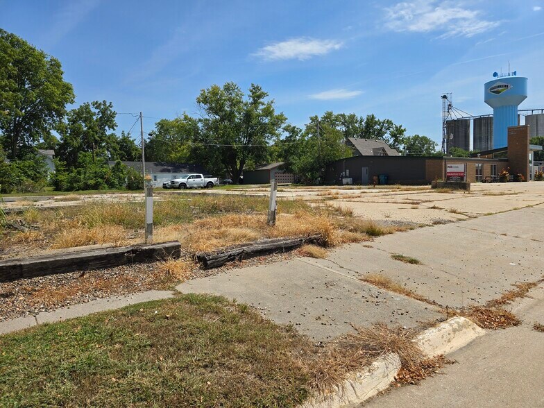 211 Center Ave N, Mitchellville, IA à louer - Photo de l’immeuble – Image 3 sur 18