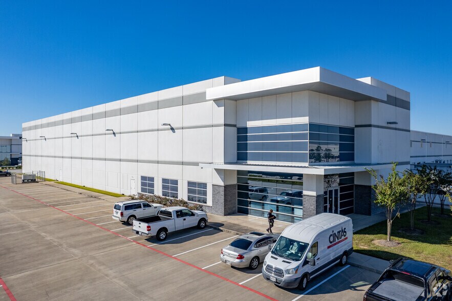 8401 Fallbrook Dr, Houston, TX à louer - Photo de l’immeuble – Image 2 sur 4