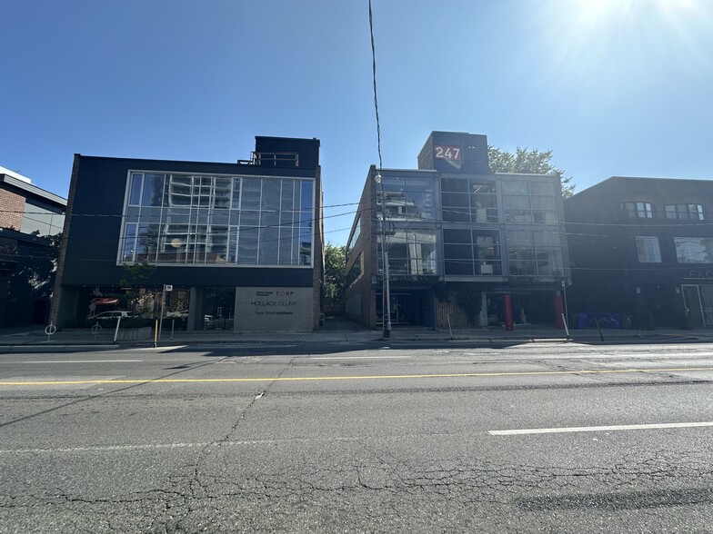 245 Davenport Rd, Toronto, ON à louer - Photo de l’immeuble – Image 3 sur 12