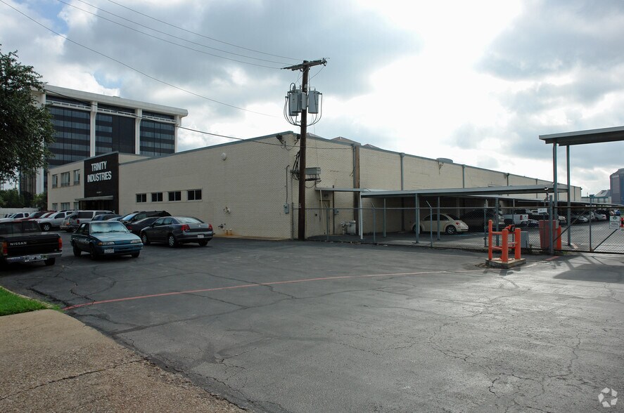 2525 N Stemmons Fwy, Dallas, TX à vendre - Photo de l’immeuble – Image 3 sur 3