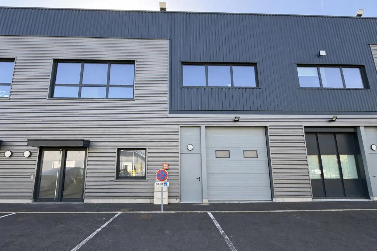 Local d’activités dans Aubergenville à louer Photo de l’immeuble– Image 1 sur 12