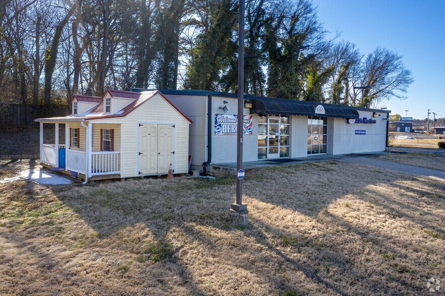 997 S Riverside Dr, Clarksville, TN à louer - Photo de l’immeuble – Image 3 sur 9