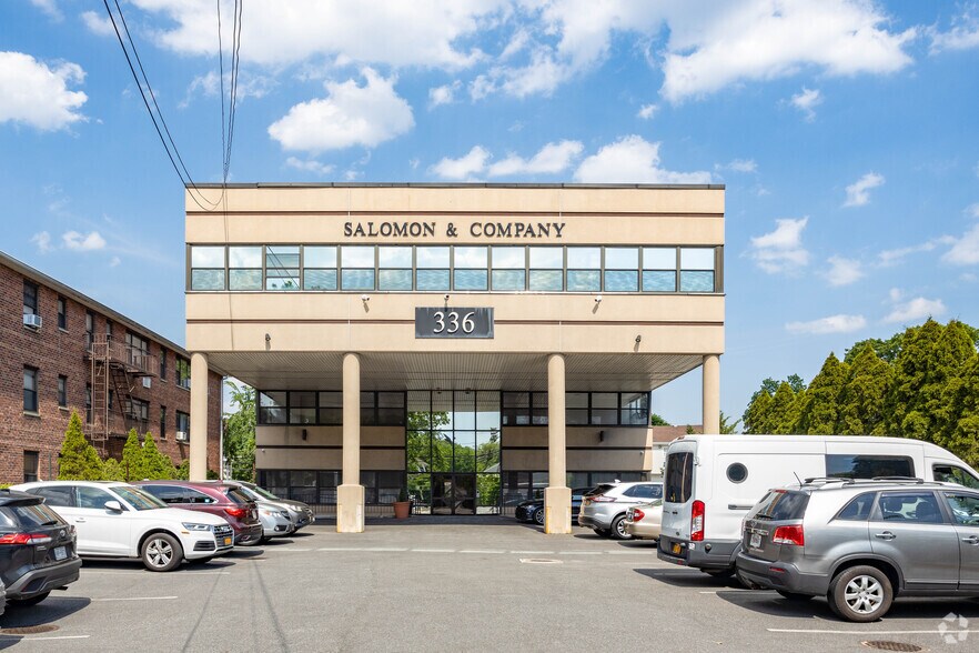 336 Atlantic Ave, East Rockaway, NY à louer - Photo de l’immeuble – Image 2 sur 4