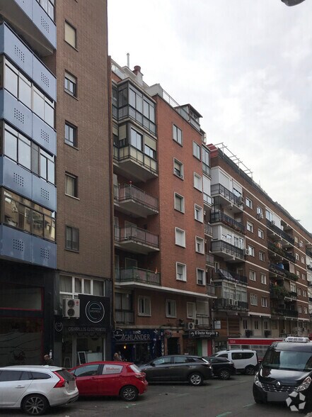 Immeuble residentiel dans Madrid, Madrid à vendre - Photo de l’immeuble – Image 2 sur 2