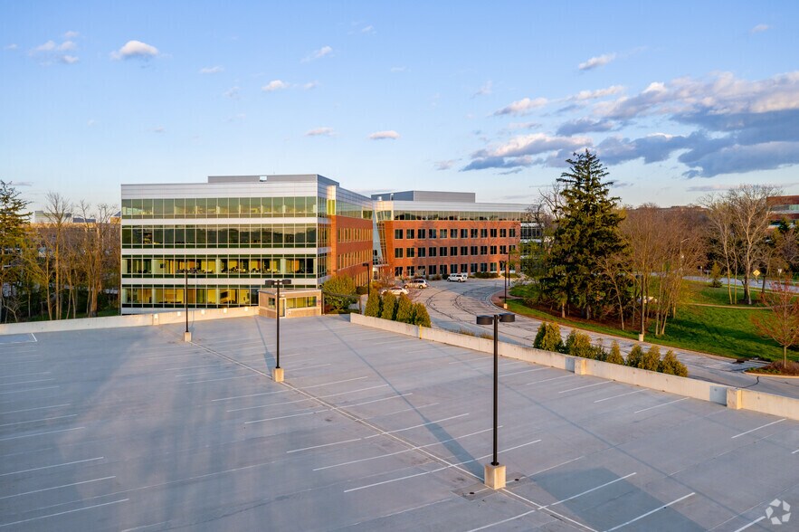 10700 W Research Dr, Milwaukee, WI à louer - Photo de l’immeuble – Image 3 sur 11