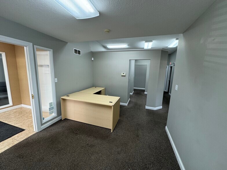 2901 E Bristol St, Elkhart, IN à louer - Photo de l’immeuble – Image 3 sur 7