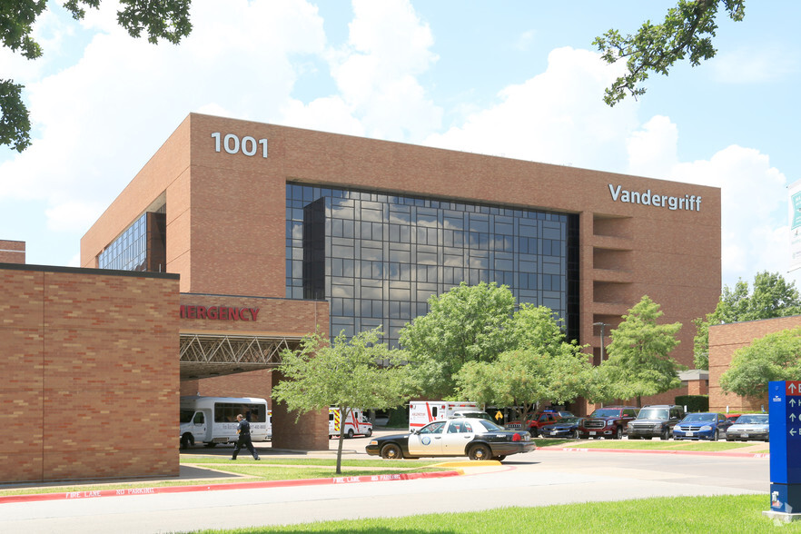 1001 N Waldrop Dr, Arlington, TX à louer - Photo de l’immeuble – Image 1 sur 4