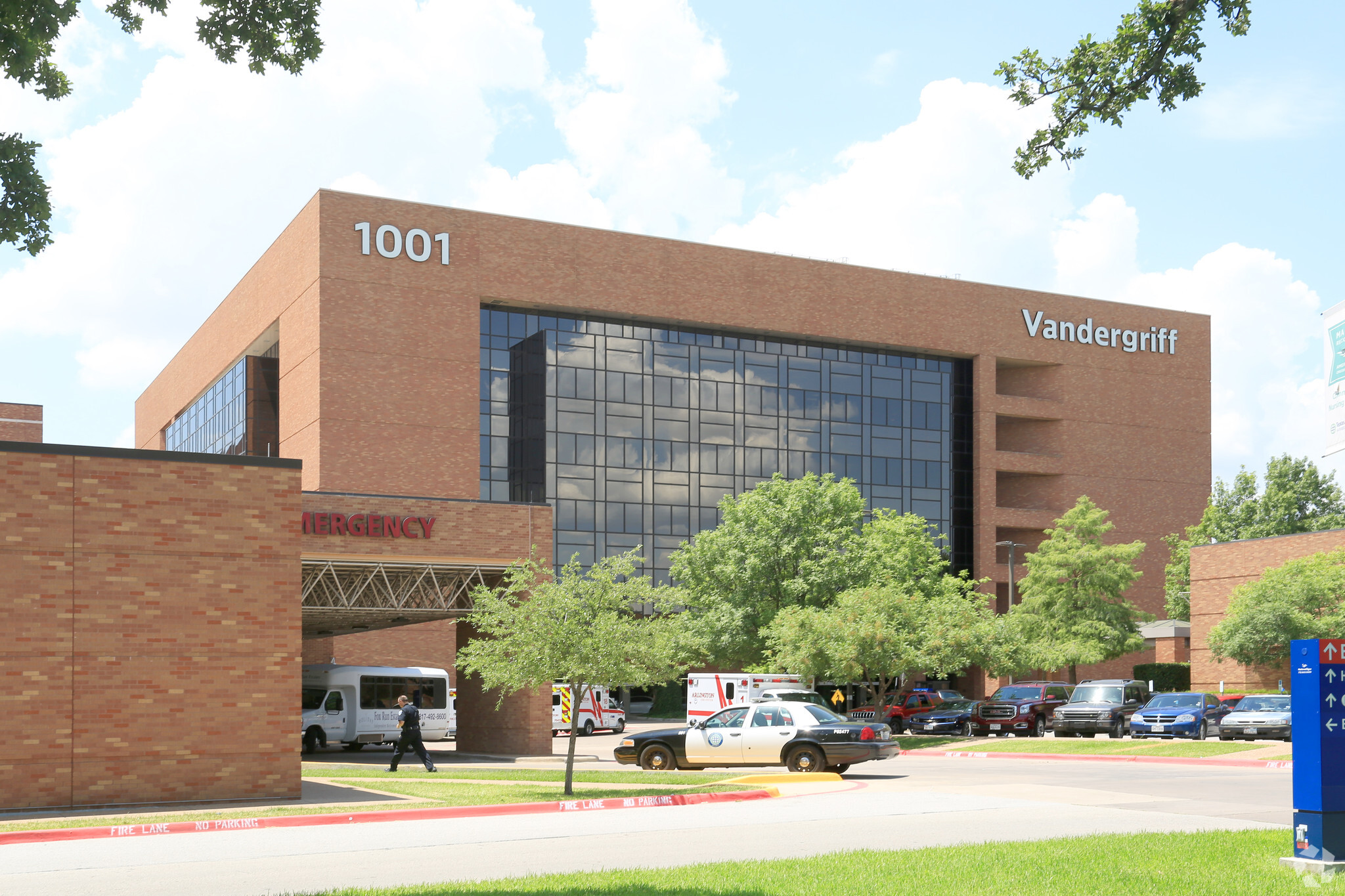 1001 N Waldrop Dr, Arlington, TX à louer Photo de l’immeuble– Image 1 sur 5