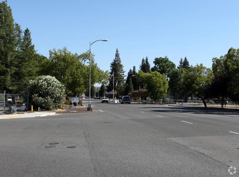 2015 Aerojet Rd, Rancho Cordova, CA à louer - Photo de l’immeuble – Image 2 sur 2