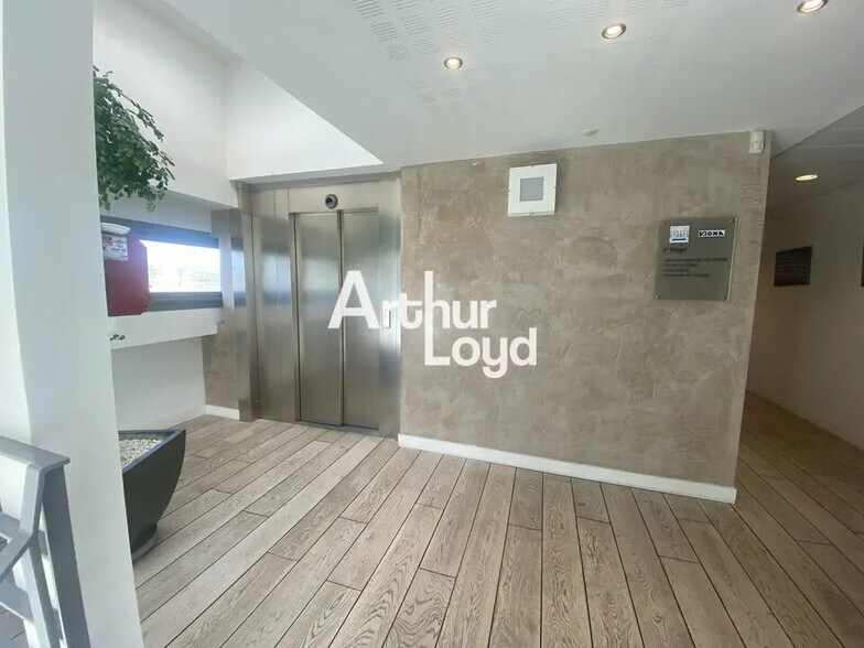 Bureau dans Fréjus à louer - Hall d’entrée – Image 3 sur 9