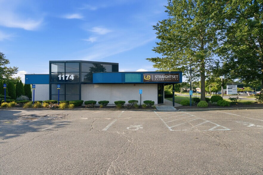1174 Route 112, Port Jefferson Station, NY à louer - Photo de l’immeuble – Image 1 sur 8