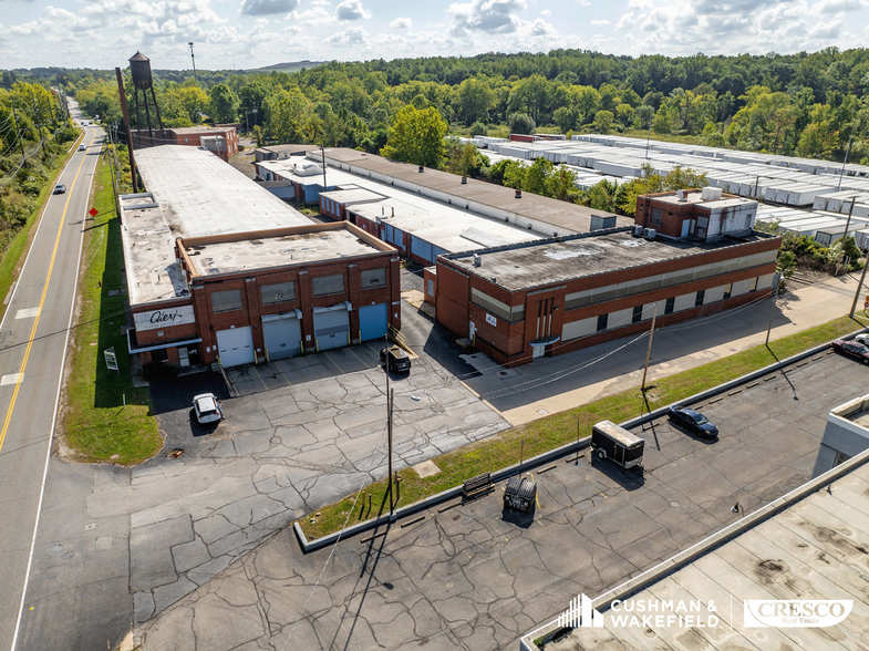 24350-24500 Solon Rd, Bedford Heights, OH à louer - Photo de l’immeuble – Image 1 sur 7