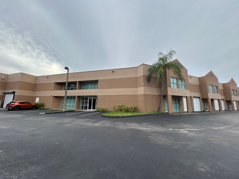 Aventura Flex Condos portefeuille de 2 biens à vendre sur LoopNet.fr - Photo de l’immeuble – Image 1 sur 34