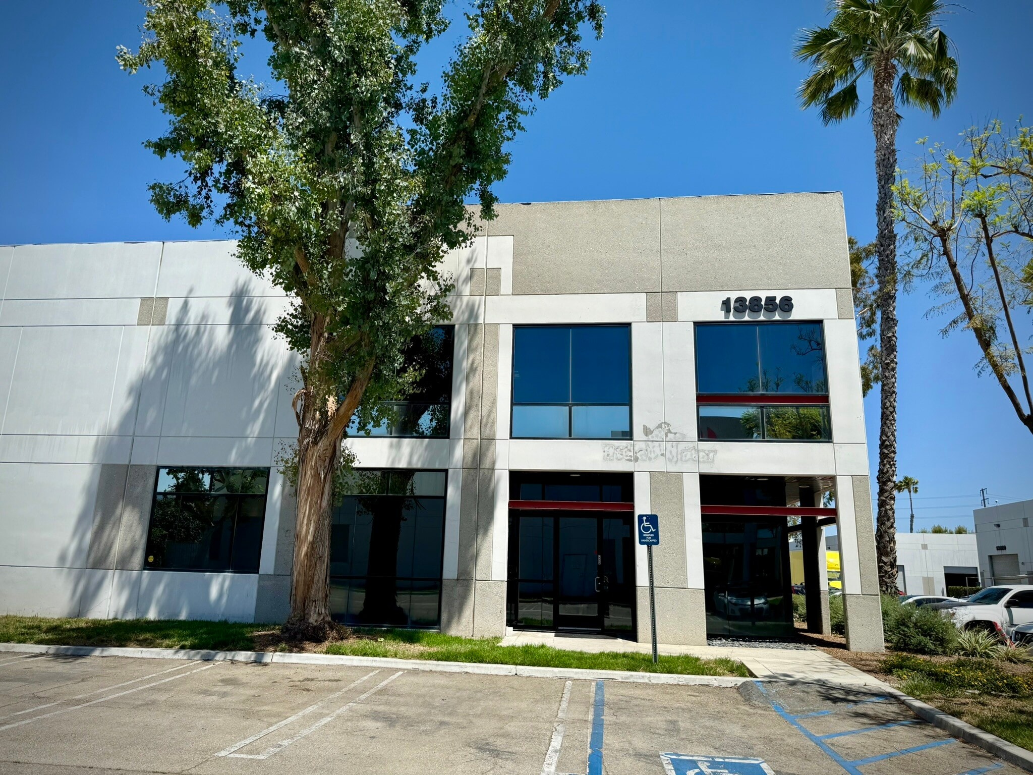 13856 Magnolia Ave, Chino, CA à louer Photo de l’immeuble– Image 1 sur 7