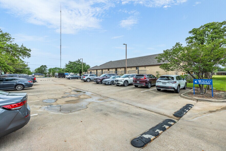 1215 E Villa Maria Rd, Bryan, TX à louer - Photo de l’immeuble – Image 3 sur 7