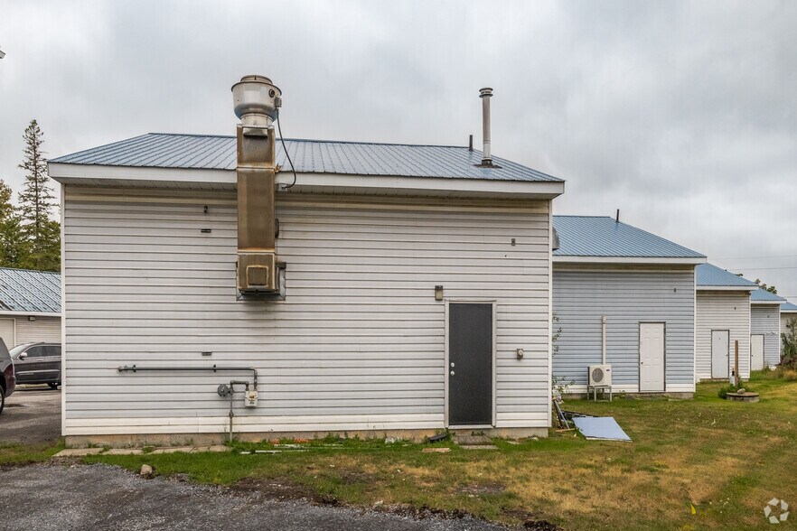 247 Westbrook Rd, Ottawa, ON à louer - Photo de l’immeuble – Image 2 sur 2