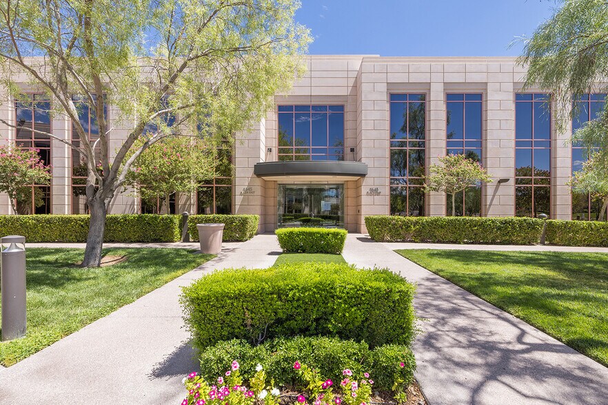 1635 Village Center Cir, Las Vegas, NV à louer - Photo de l’immeuble – Image 3 sur 13