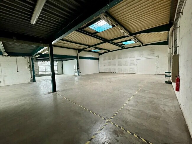 Plus de détails pour 13 Rue Henri Farman, Tremblay-en-France - Bureau, Local d'activités à louer
