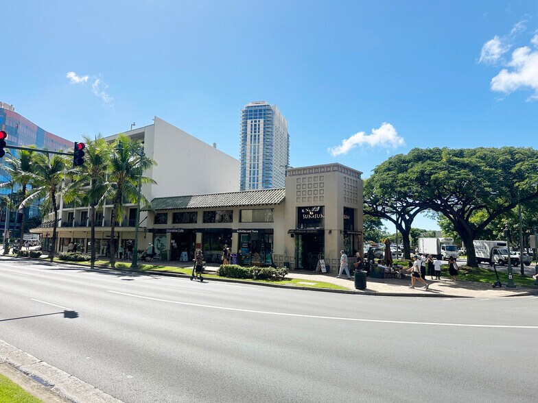 2113 Kalakaua Ave, Honolulu, HI à louer - Photo de l’immeuble – Image 1 sur 3