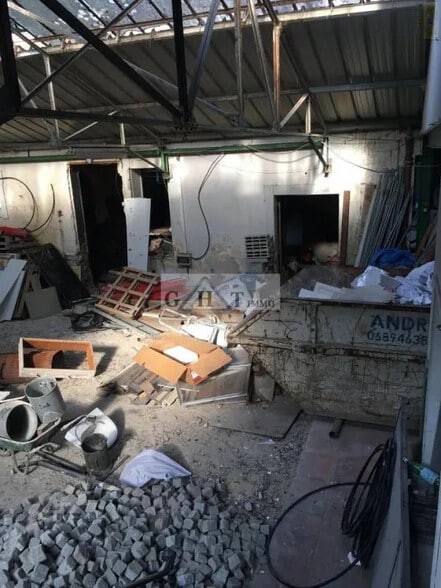 Industriel/Logistique dans Saint-Maurice à vendre - Photo de l’immeuble – Image 1 sur 11