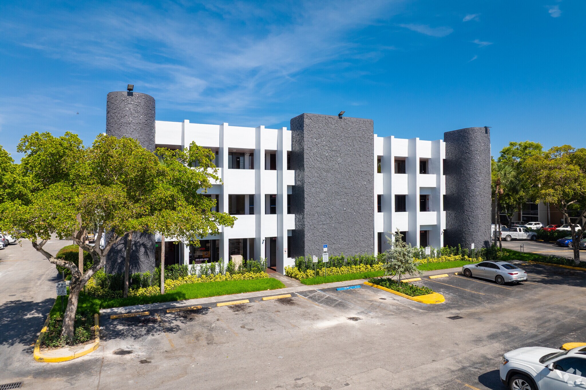 19555 NE 10th Ave, Miami, FL à louer Photo de l’immeuble– Image 1 sur 24